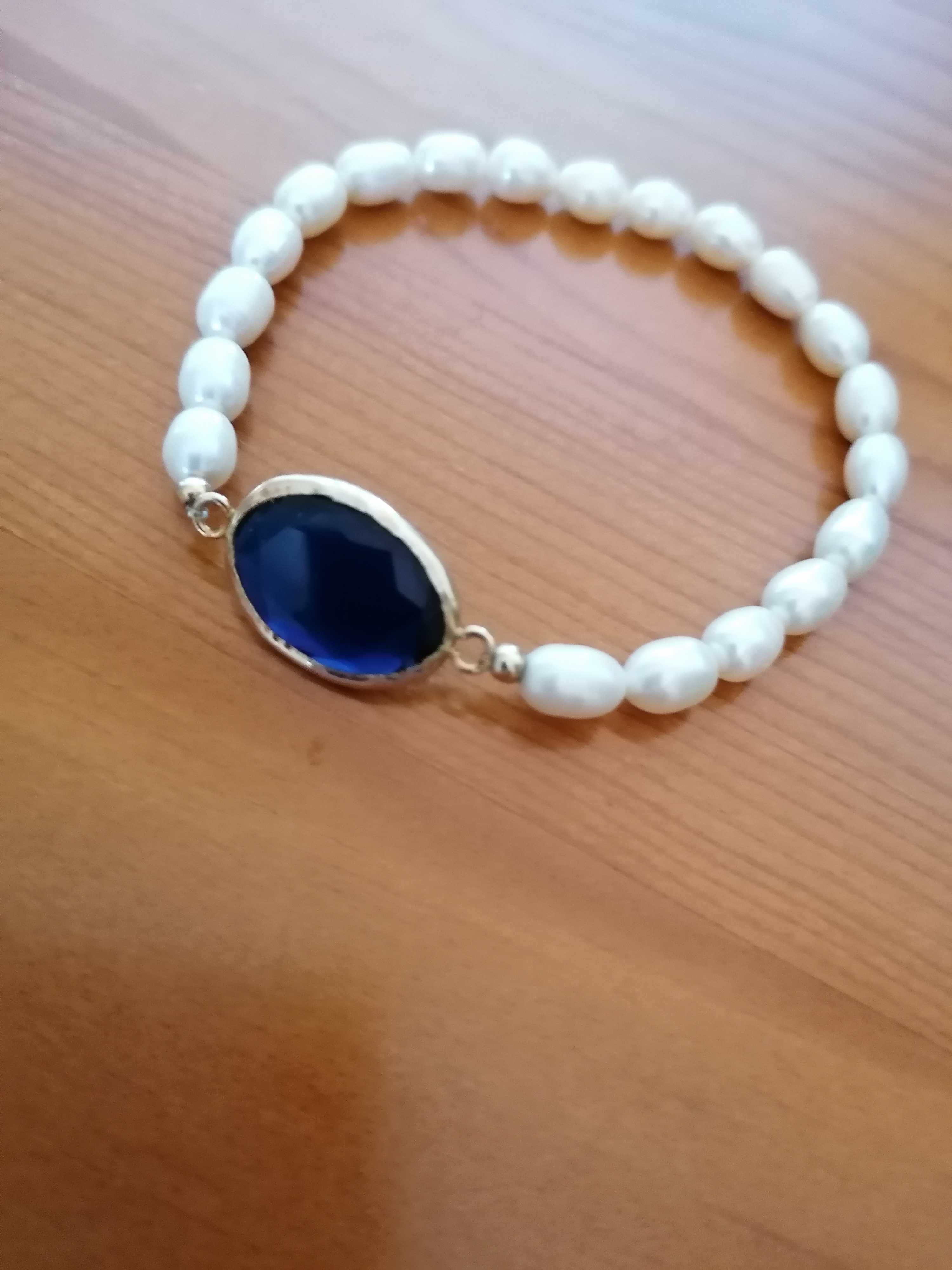 Duas pulseiras em pérolas e aço inoxidável