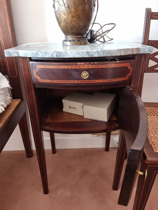 Mesas de Cabeceira Antigas com Tampo em Mármore – Estilo Luis XVI