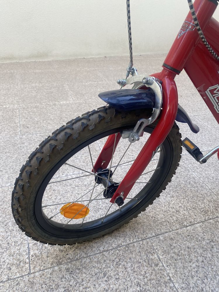 Bicleta MCQUEEN usada mas em bom estado.