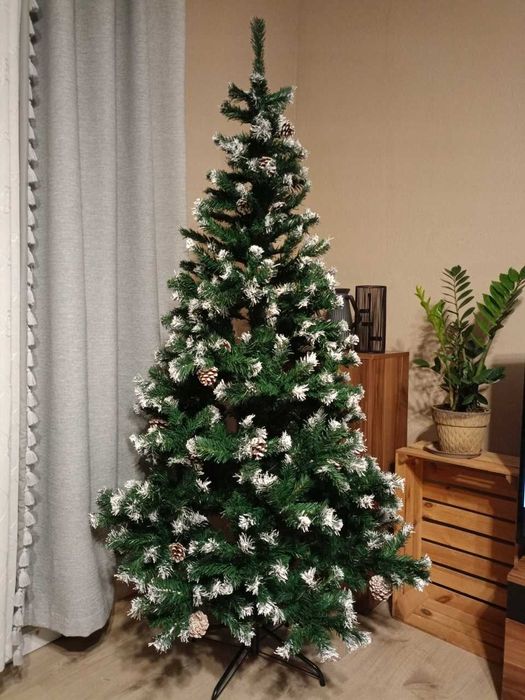 NOWA Ośnieżona Choinka Sztuczna 180cm Jak Żywa Na Stojaku + Szyszki