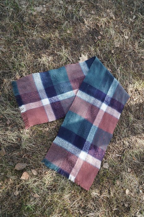 Krótki szalik szal z frędzlami pastelowy w kratkę zielony granatowy