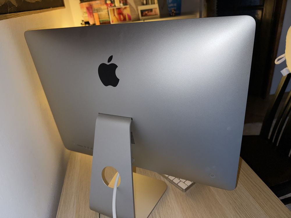 komputer iMac 21.5’’
