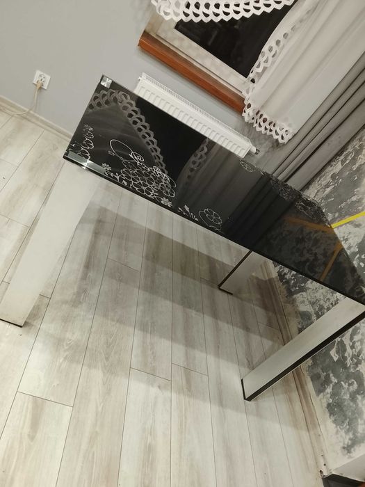 Czarny szklany stół