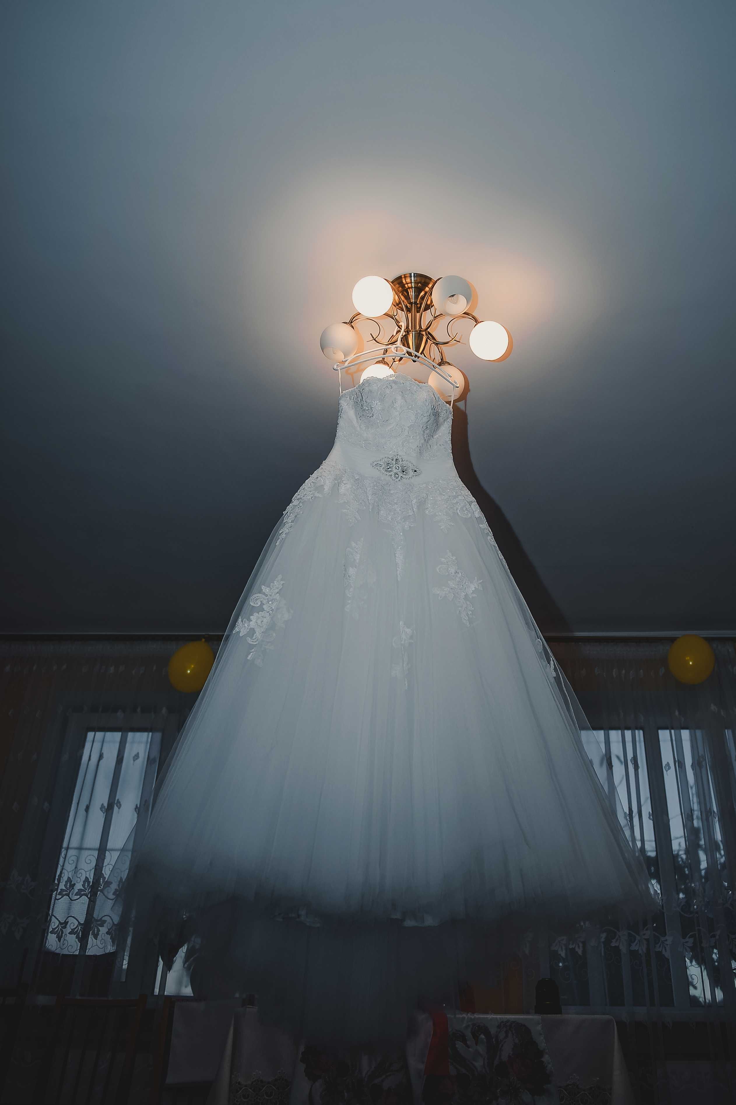 класична весільна сукня з тонкого фатіну