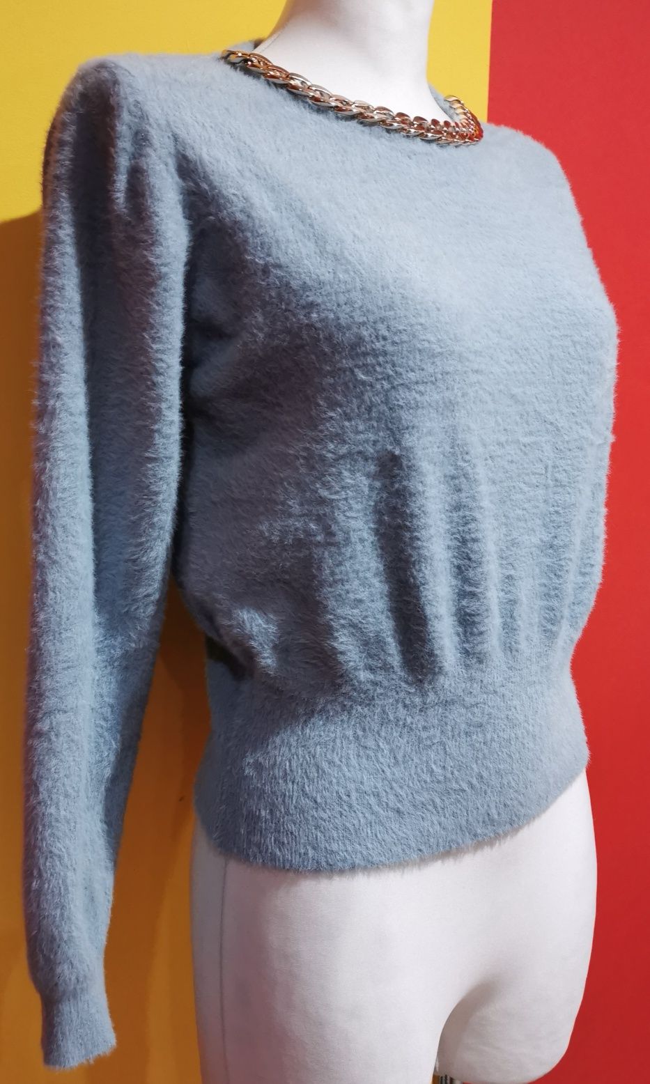 Sweterek sweter Alpaka dekold zdobiony złotym łańcuszkiem