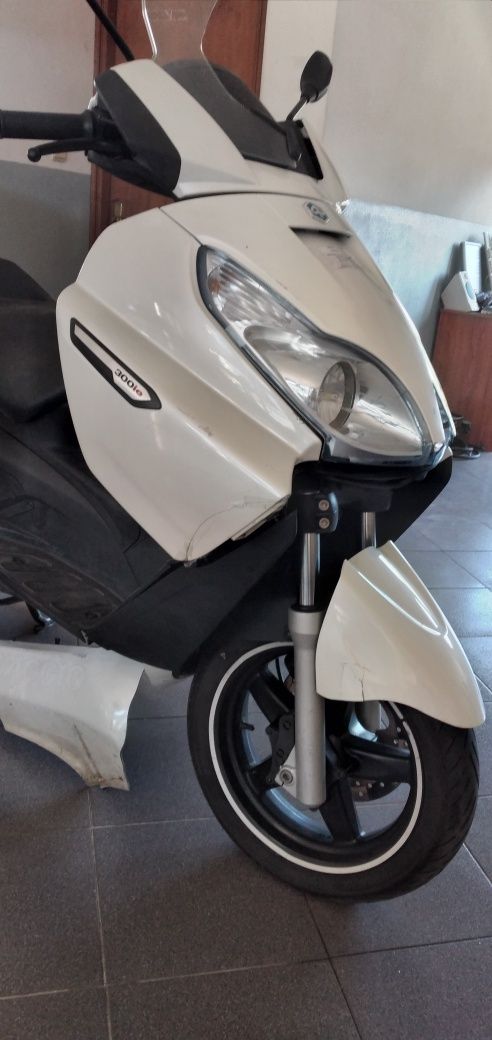 Motas S.Pedro VENDE (3 Motas) Duas Honda CB e SH /Outra Piaggio 300cc