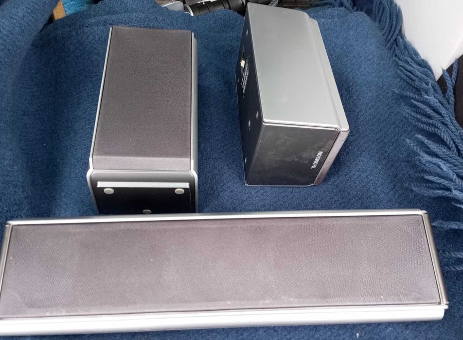 3 głośniki kina domowego firmy Thomson (Japan) moc 100 watt