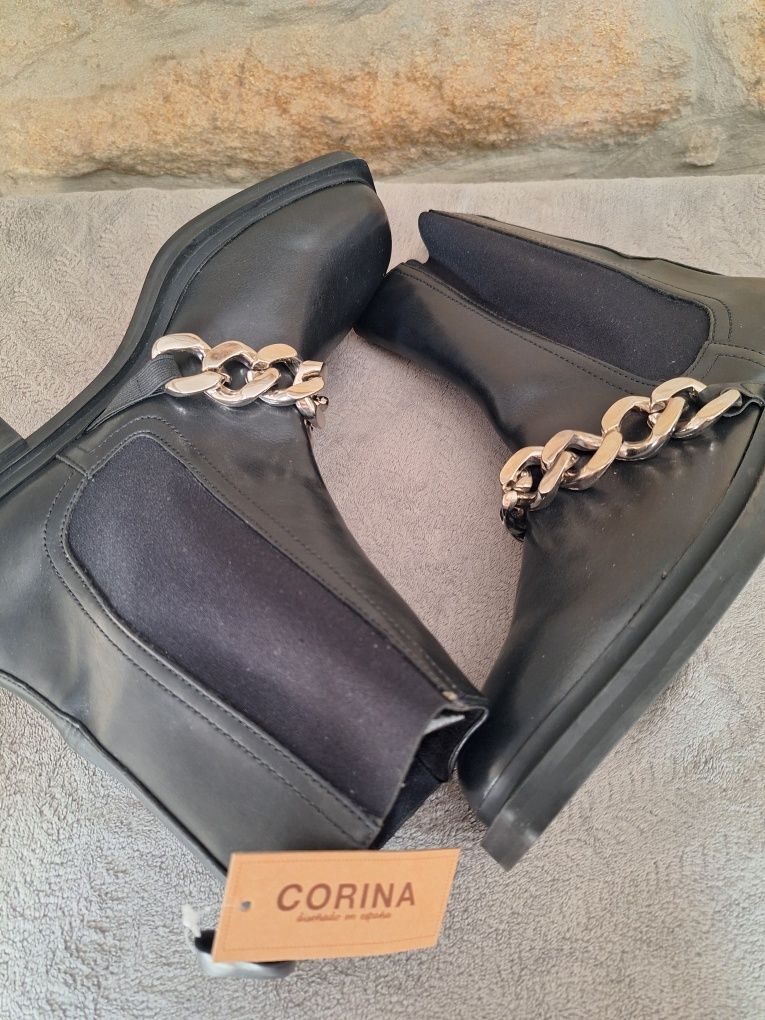 botas pretas com corrente