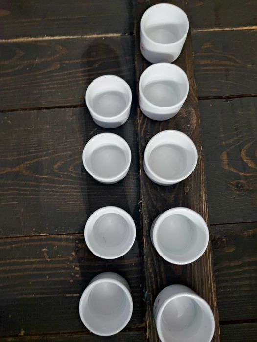 Stare porcelanowe kieliszki do jajek jajcarki