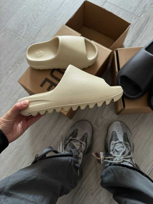 Бежевые тапочки Adidas Yeezy Slide черные шлепанцы адидас изи слайд