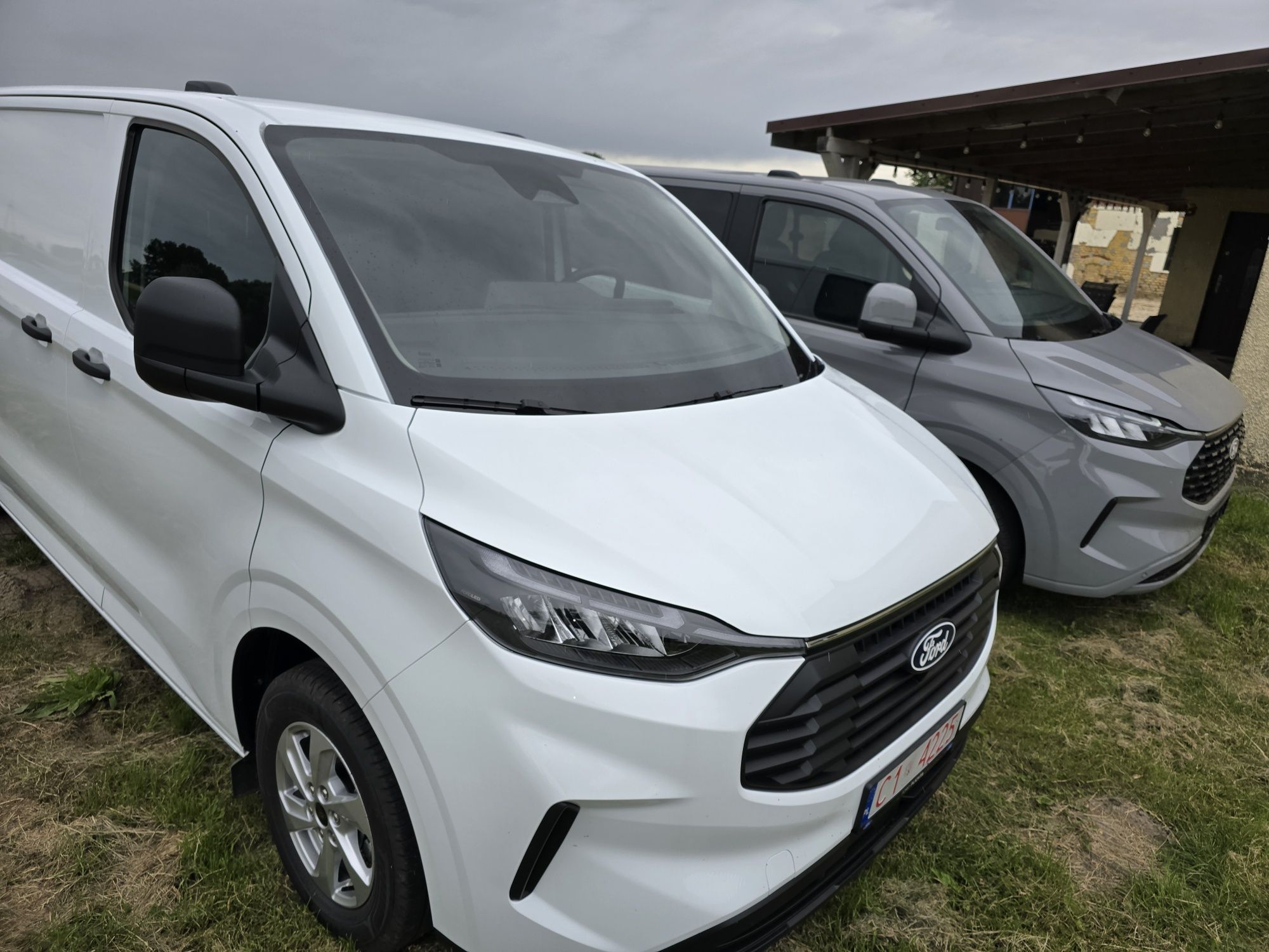 Wynajem wypozyczalnia samochodow długo lub krótko terminowy Ford trans