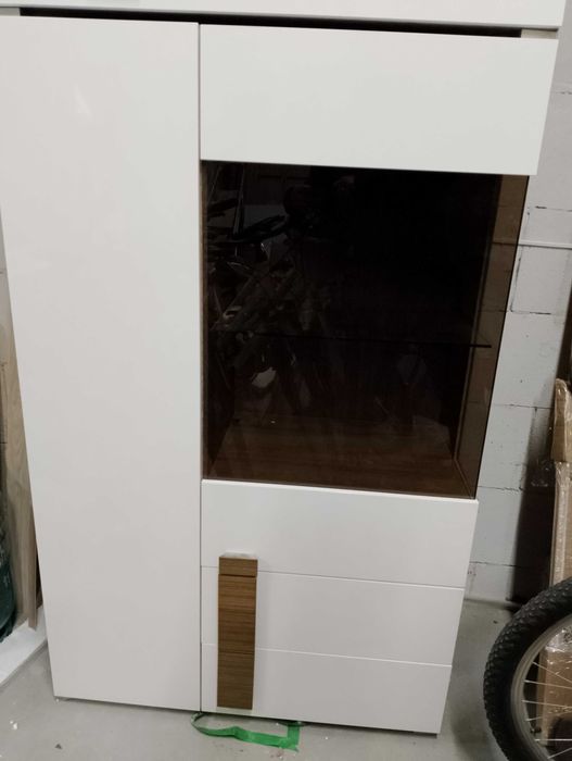 Sprzedam półkę pod TV + witrynę szklaną – Red & White