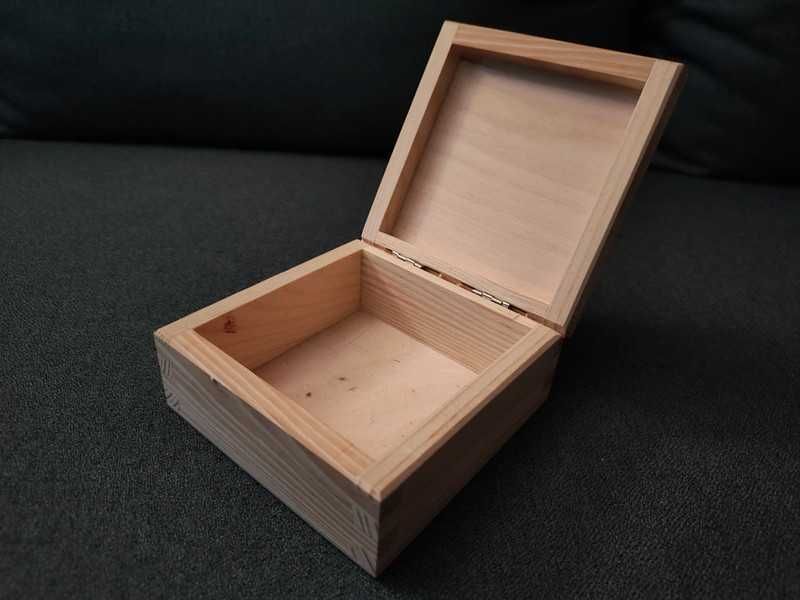 Drewniana szkatułka