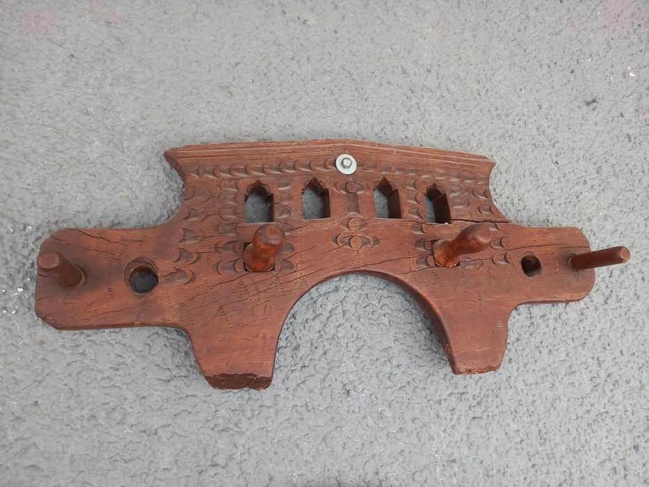 Jugo antigo mais moldura em madeira.