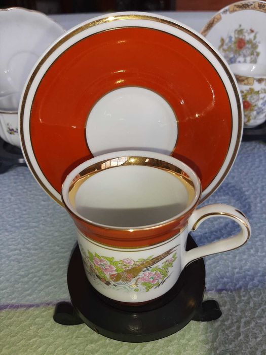 Varias chávenas (10) com pires e suportes