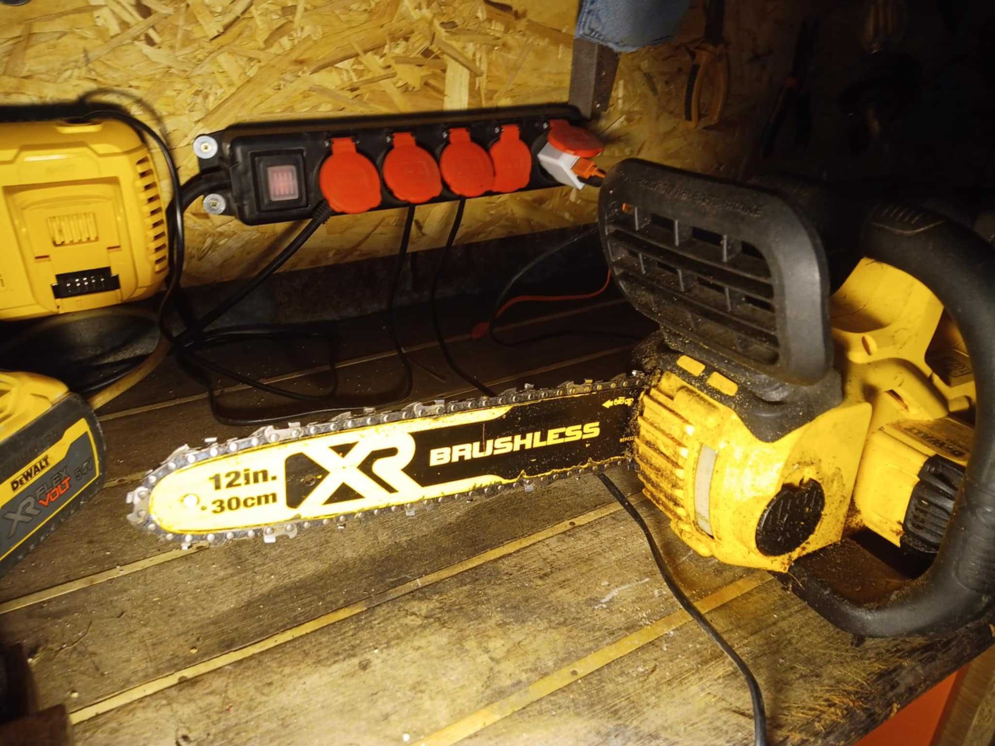 Motosserra Elétrica DeWalt como nova