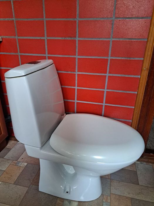 Унітаз з бачком.