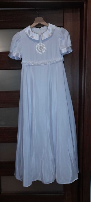 Elegancka sukienka alba w zestawie z bolerkiem, butami i torebką