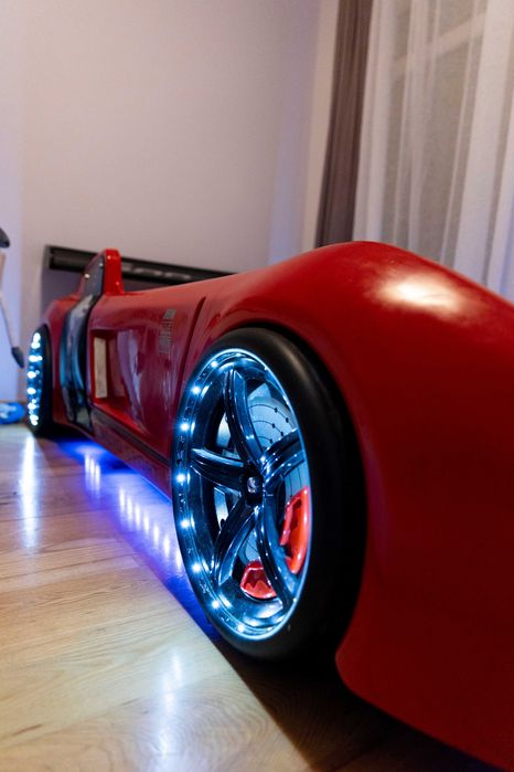 łóżko-samochód z podświetleniem i światło-muzyką