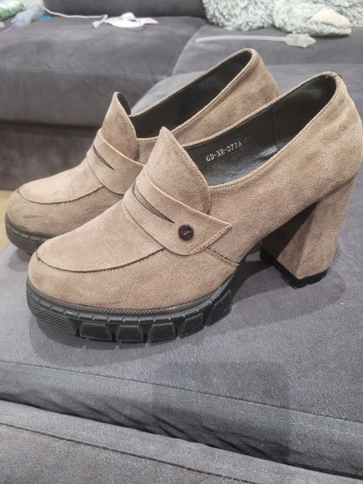 Mokasyny na obcasie jak nowe