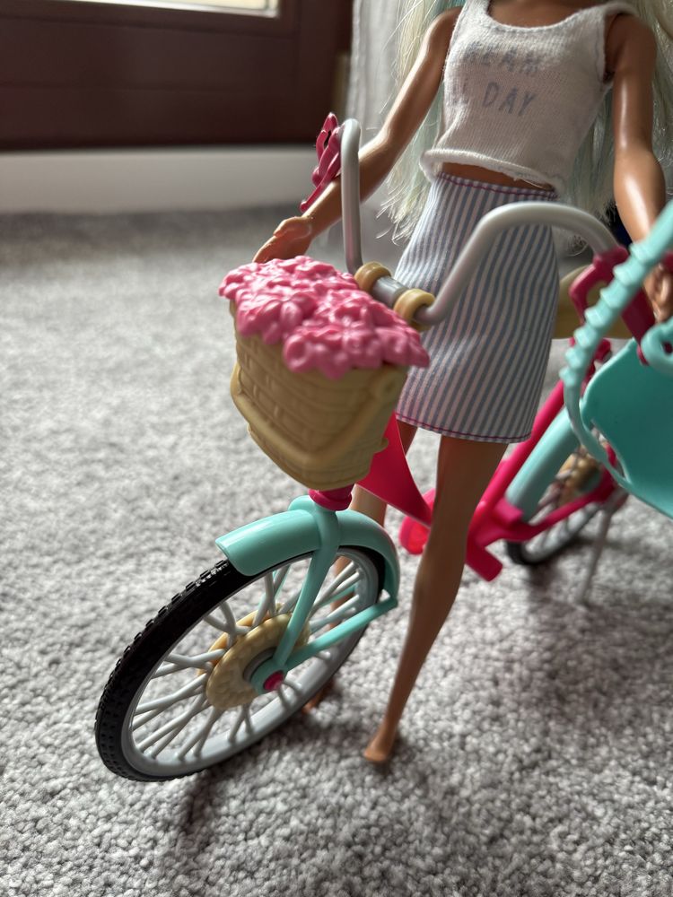 Barbie z niebieskimi włosami i rowerem