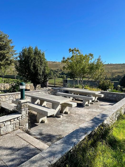 Vendo mesas em e assentos em pedra maciça