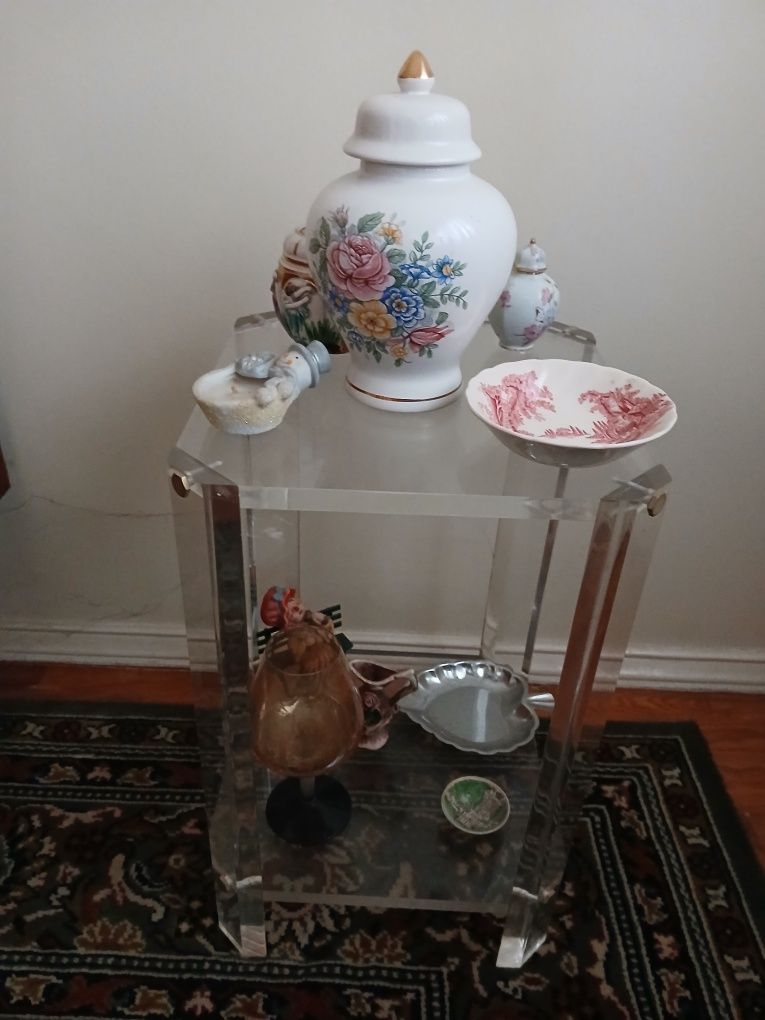 Mesa de vidro mais loiças