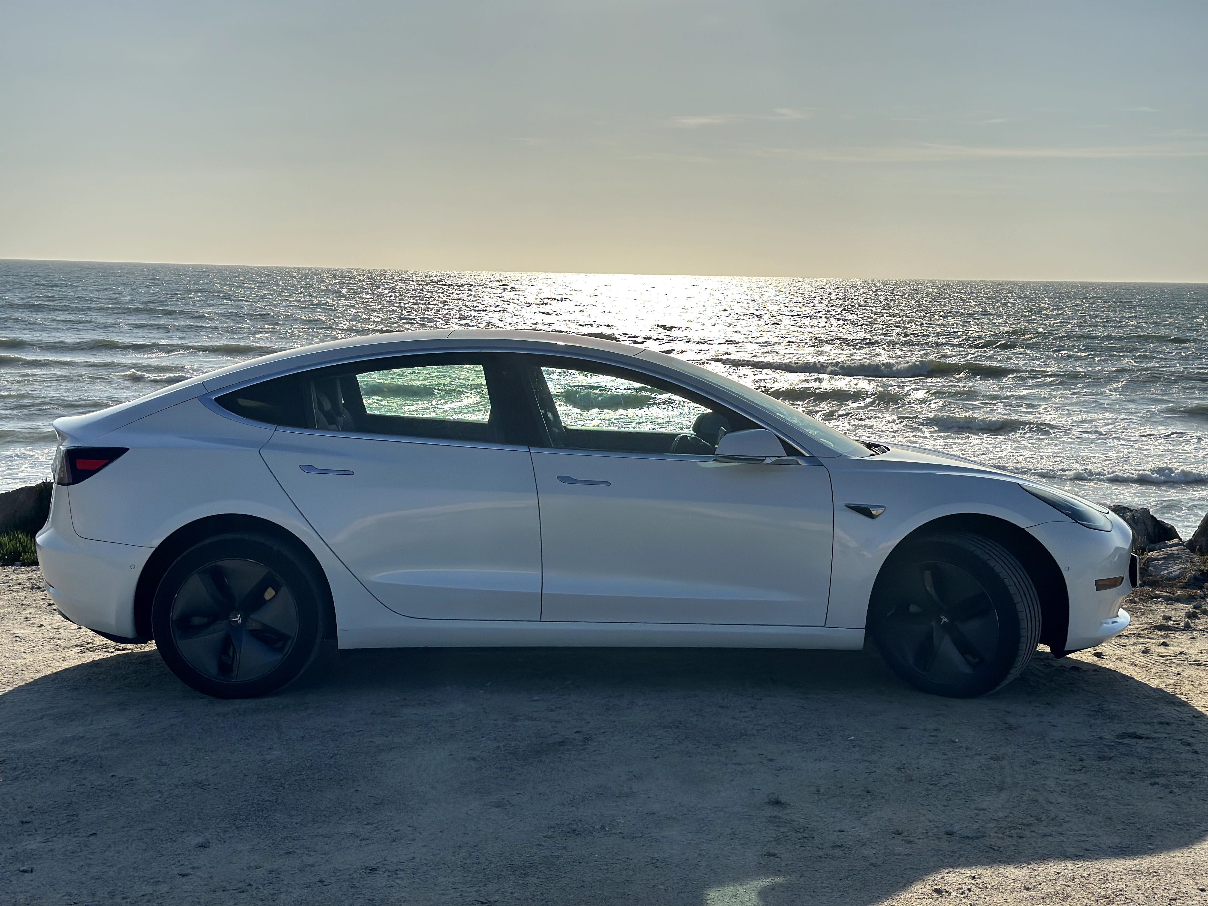 Tesla Model 3  65kW  RWD.  Customizado, digno de destaque!
