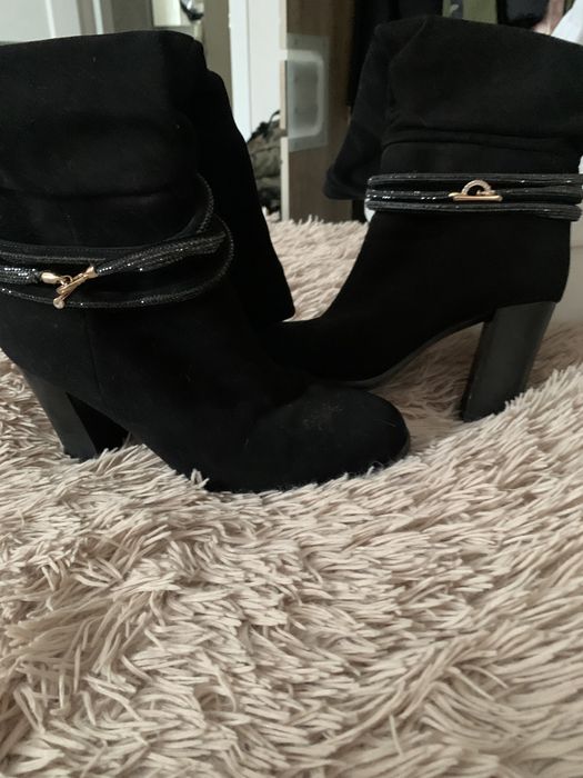 Чоботи жіночі .замша якісна , дуже зручна колодка , виглядаютьдуже єле