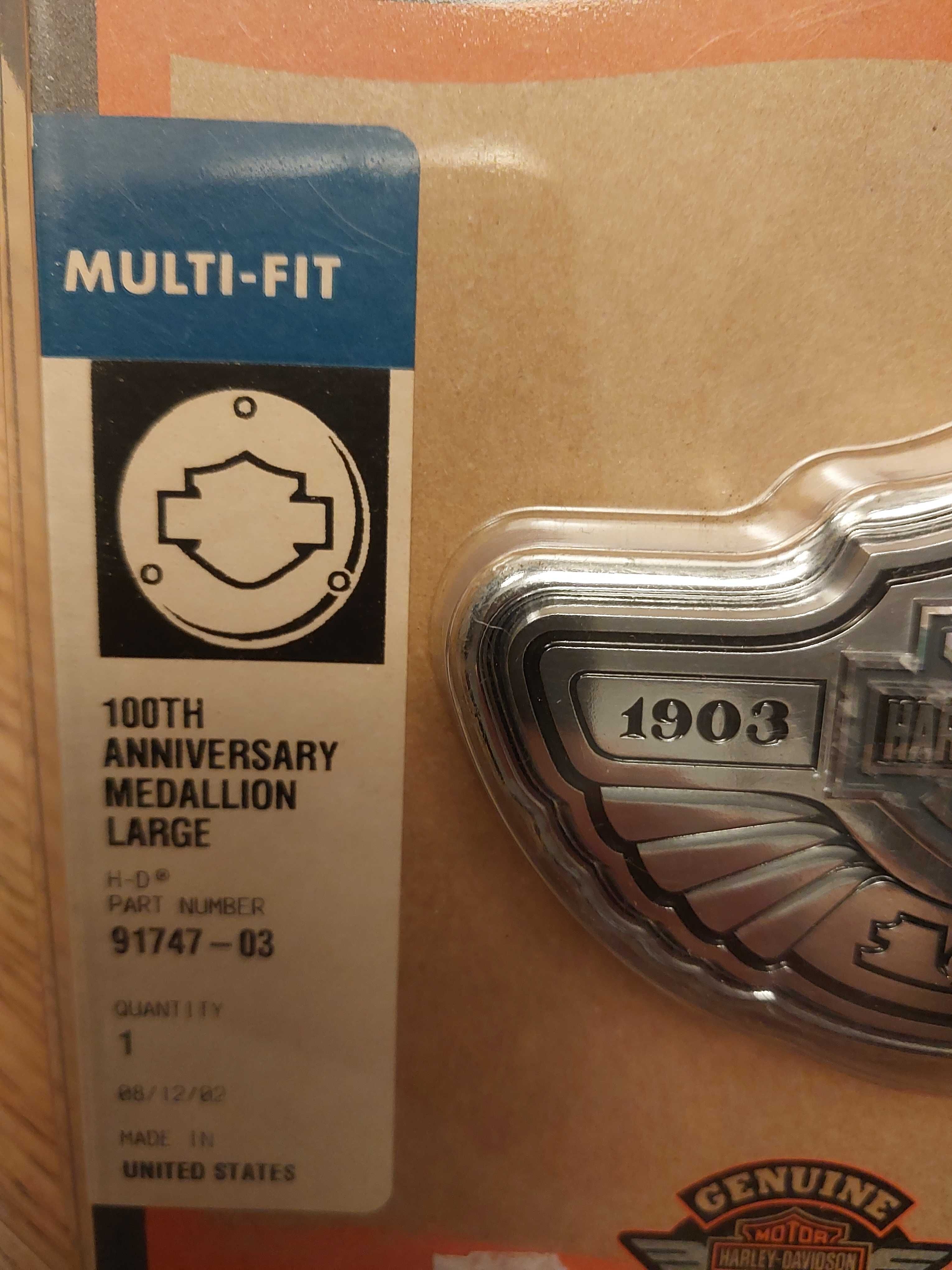 Harley Davidson 100th Emblemat Znaczek UNIKAT na przedni błotnik NOS