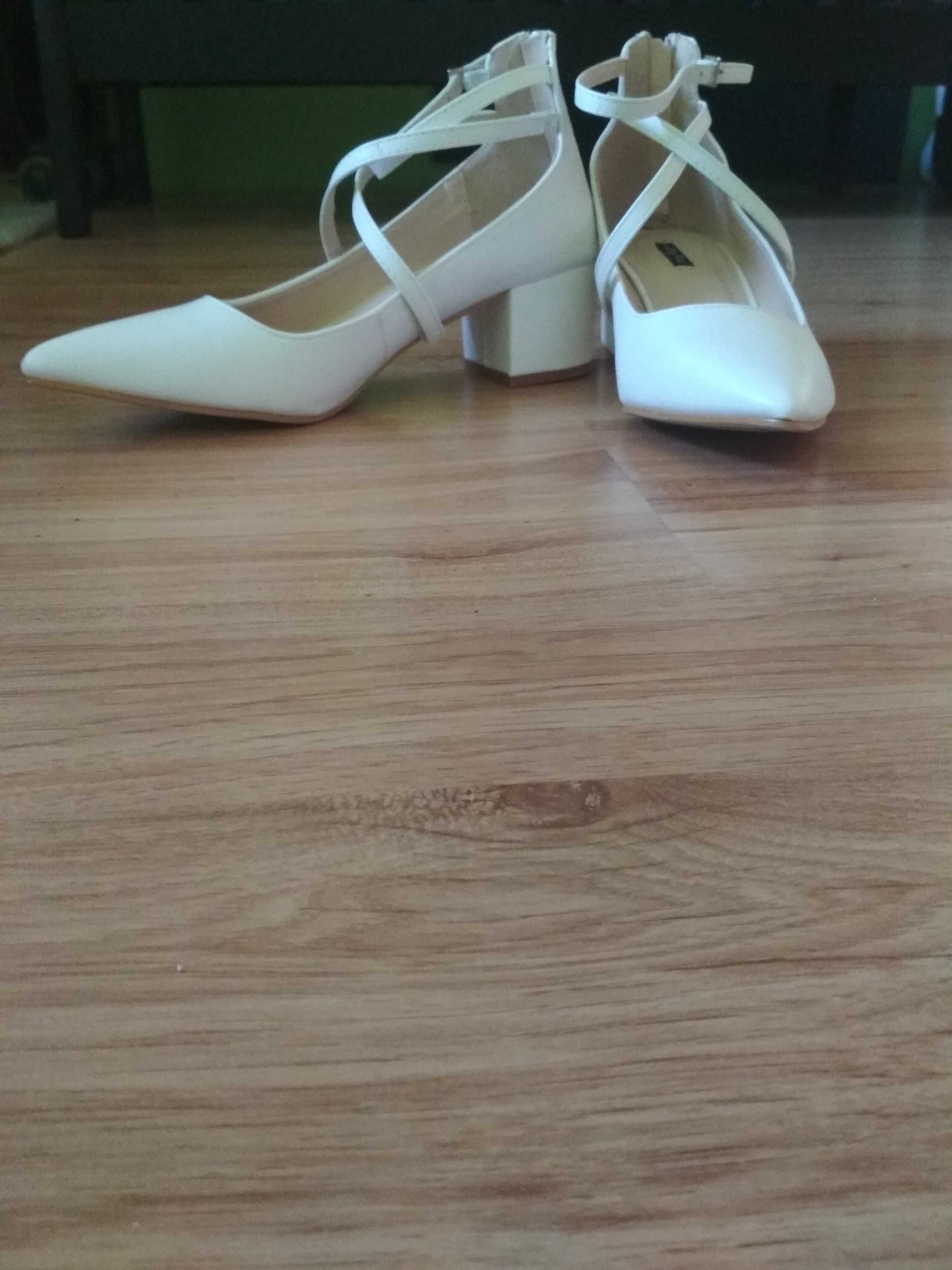 Białe nowe czółenka, marki Lily Rose, rozmiar 39