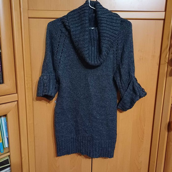 Віддам речі: штани, светрик, шапки