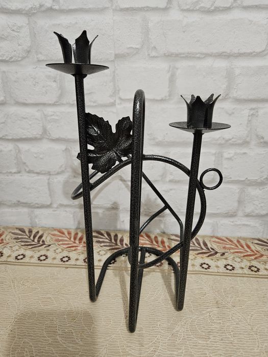 Metalowy stojak na wino ze świeczkami