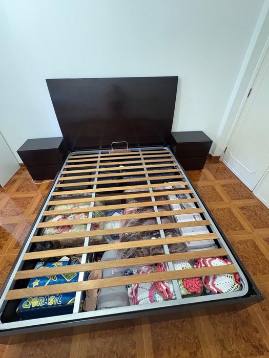 Cama de casal com cabeçeiras