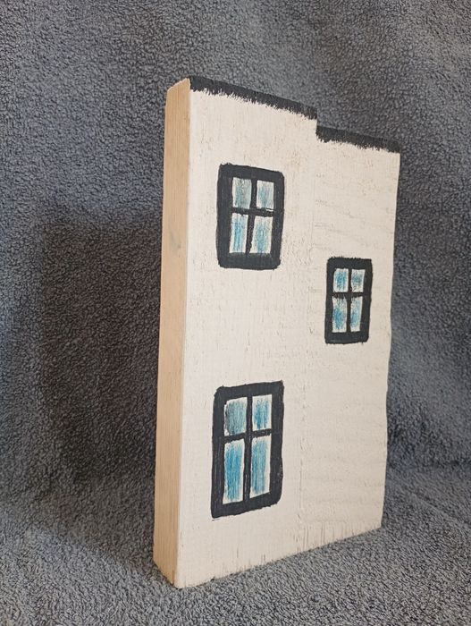 Domek ręcznie namalowany na desce