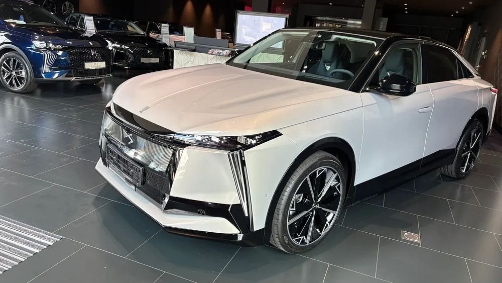 DS Automobiles N°8 SUV COUPE Zasięg na baterii WLTP do 688 km 4x4 350KM
