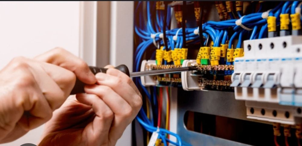 Faco pequenos trabalhos eletricista