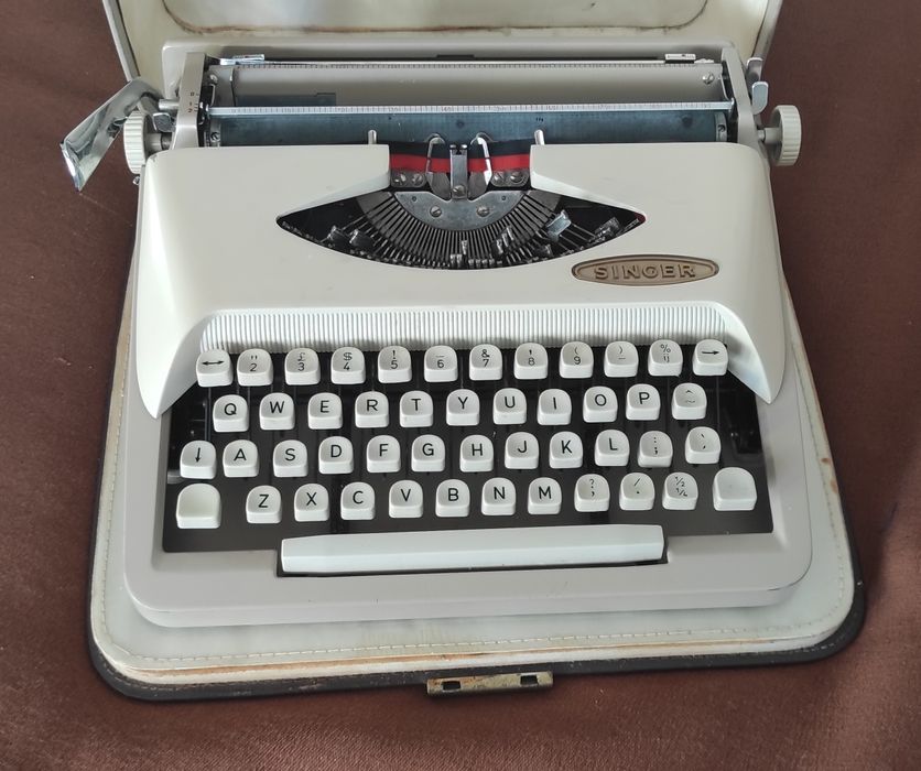 Máquina de escrever antiga SINGER