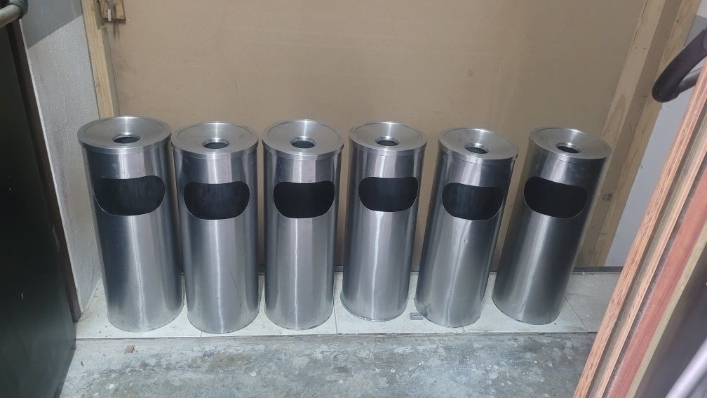 Caixotes do lixo com cinzeiro inox