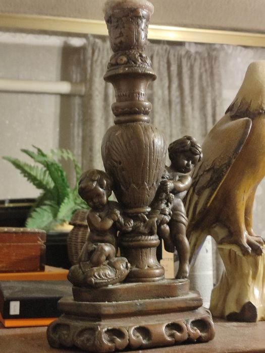 Старий мідний підсвічник з хероїнами