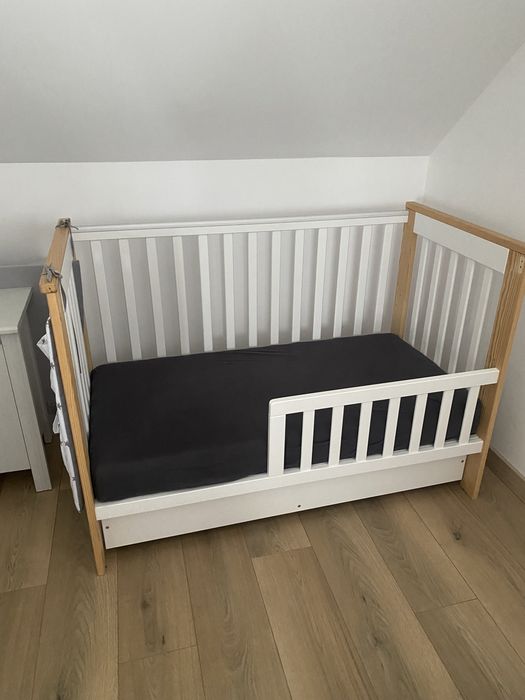 Łóżeczko. Klupś Iwo + matetac 120x60 z szyfladą i barierką Biale-Sosna