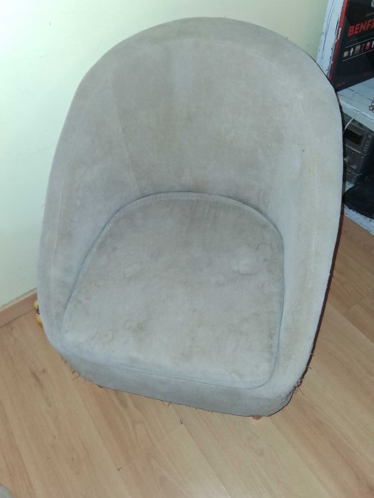 Dois cadeirões com pés em madeira