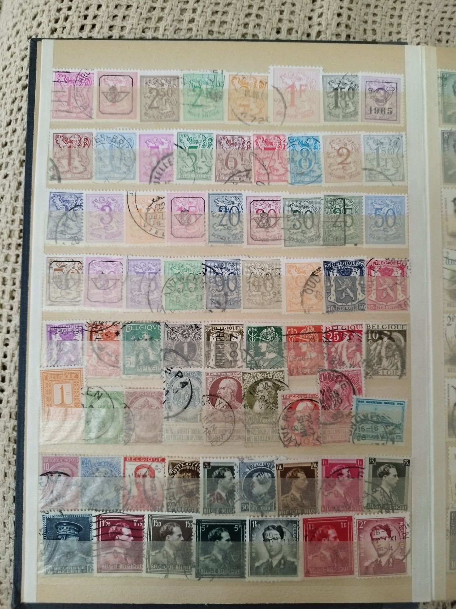 Classificador com 380 selos diferentes Bélgica