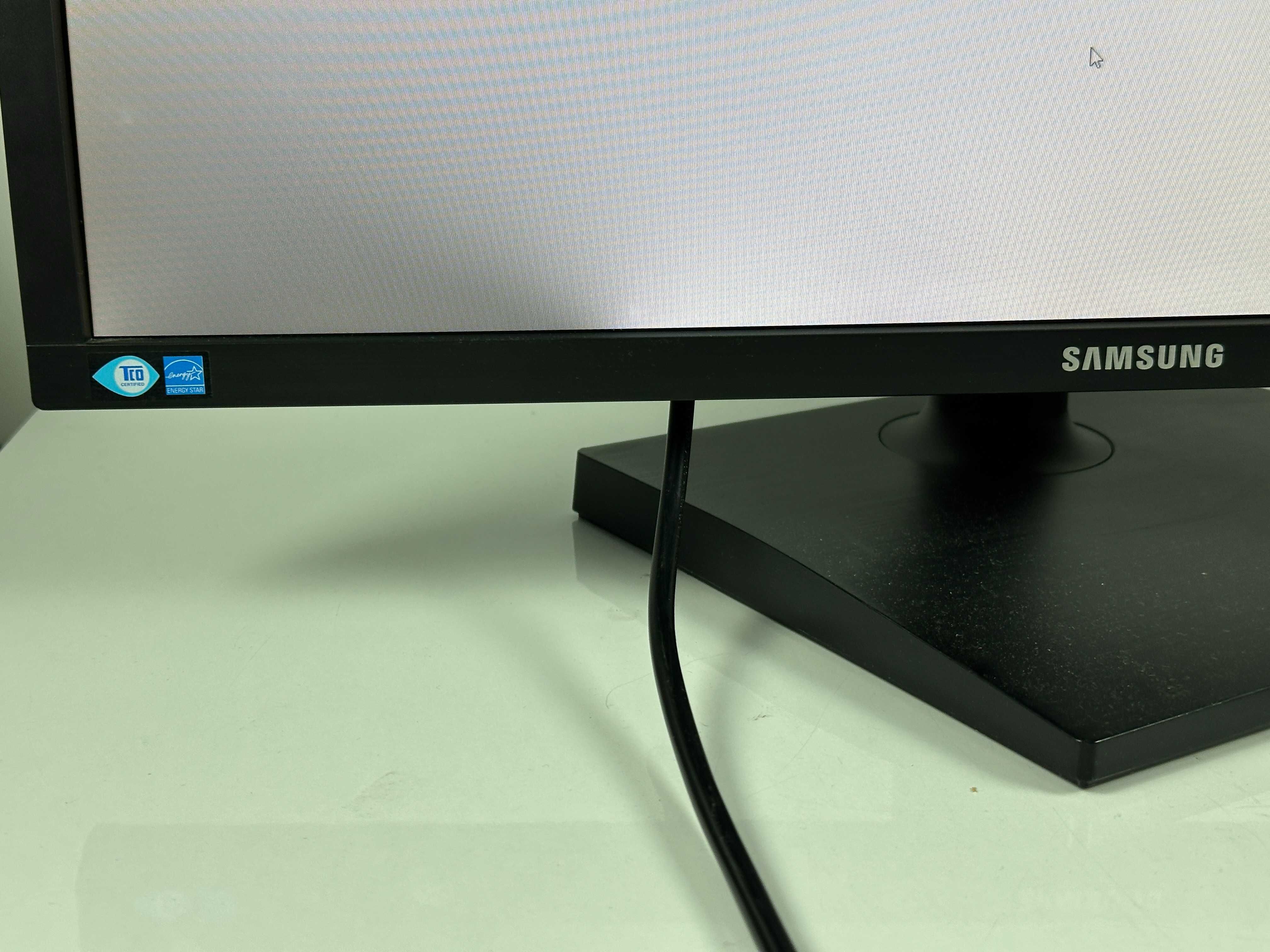 Monitor 24" Samsung S24C450 / DVI, D-Sub (VGA) + stopka
