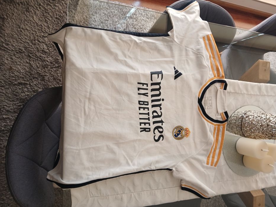 2 camisolas de futebol uma fo Manchester city e outra do Real Madrid