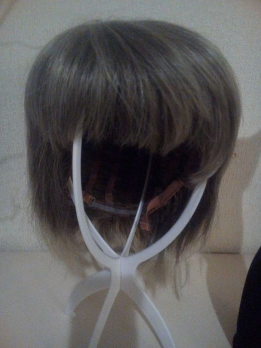 Продам  красивый парик с подставкою