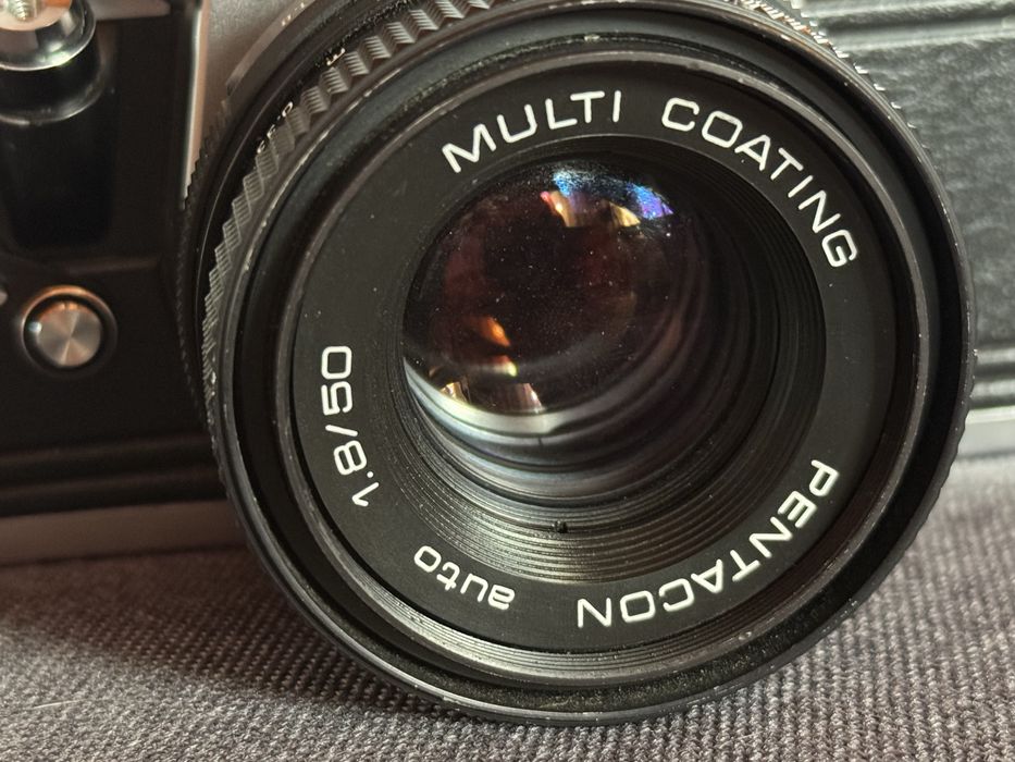 Aparat praktica w dobrym stanie z obiektywem