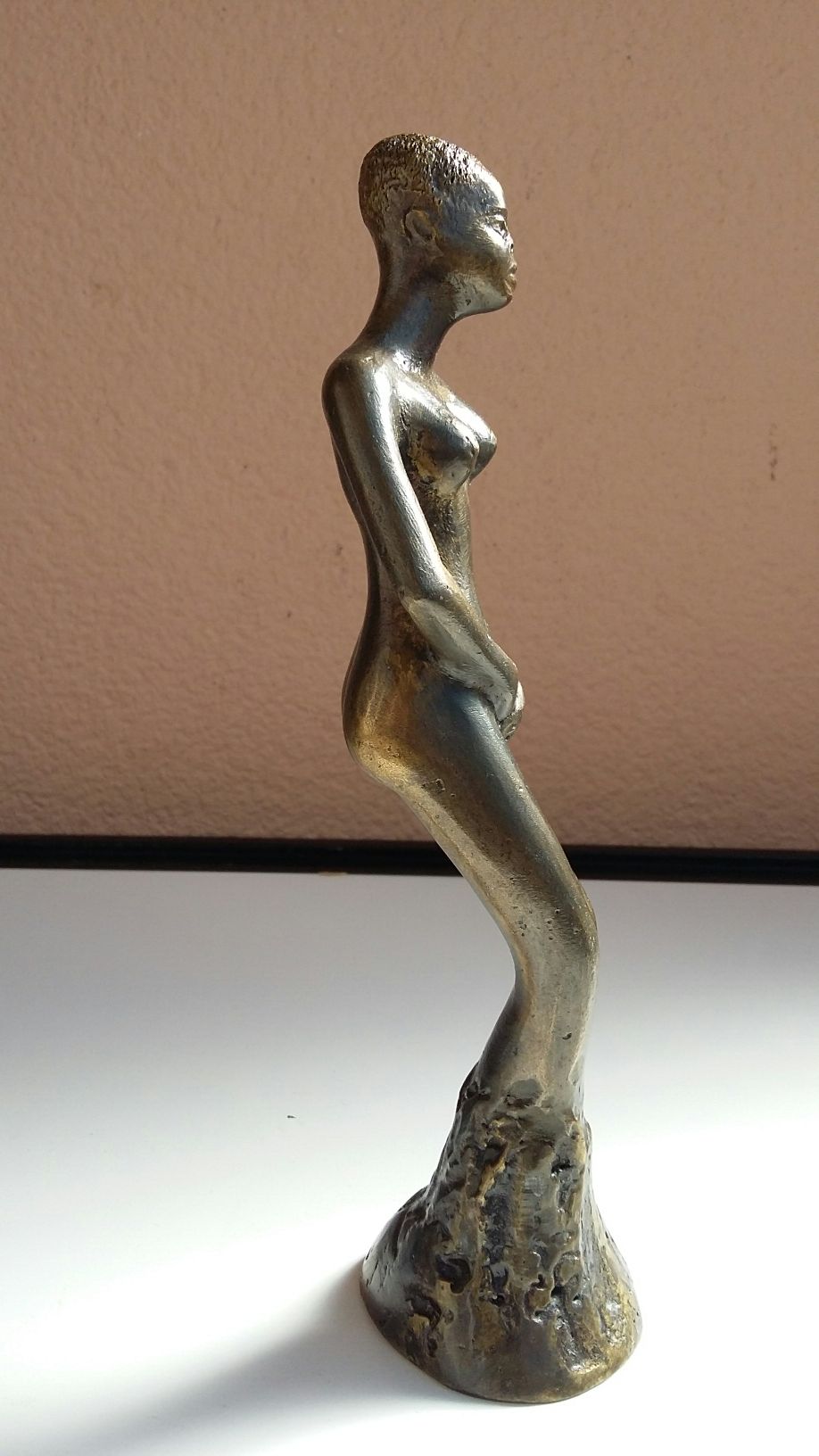 Estatueta em bronze motivo mulher africana