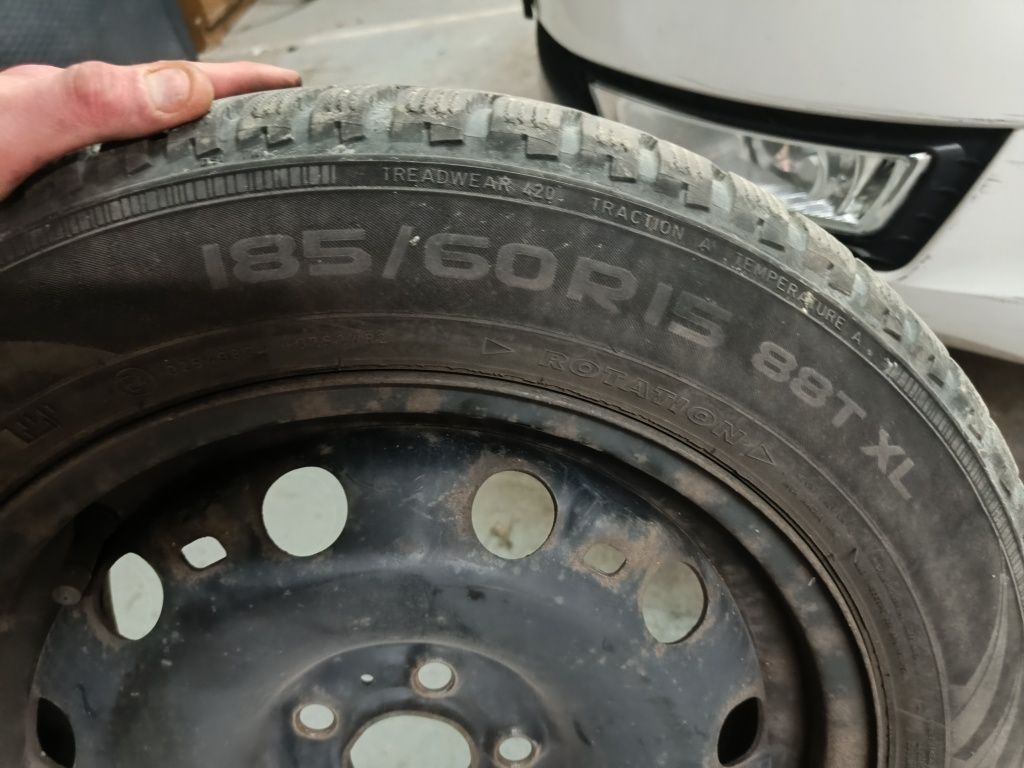 4 Opony Nokian całoroczne ze stalowymi felgami. 185/60/R15 88T XL