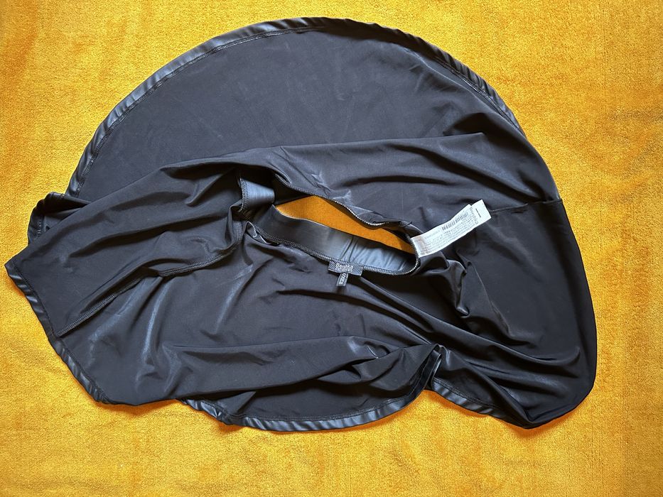 Saia godê em napa da Bershka. Nova